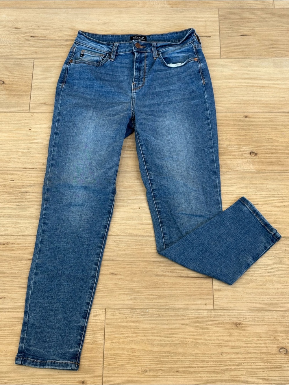 Judy Blue Straight Leg Jeans in Medium Blue Wash